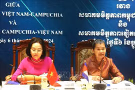 Nguyên Thi Thanh, vice-présidente de l'Assemblée nationale du Vietnam (AN) et présidente de l'Association d'amitié Vietnam-Cambodge, et Men Sam An, conseillère suprême du roi du Cambodge, vice-présidente du Parti du peuple cambodgien (PPC), présidente du Conseil national du Front de solidarité pour le développement de la patrie cambodgienne (SFDCM), présidente de l'Association d'amitié Cambodge-Vietnam, coprésident la conférence. Photo: VNA