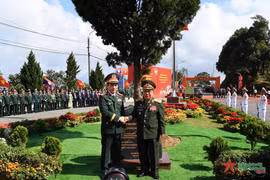 Le général Phan Van Giang, ministre de la Défense (gauche) et le général Chansamone Chanyalath, vice-Premier ministre lao et ministre de la Défense. Photo: qdnd.vn