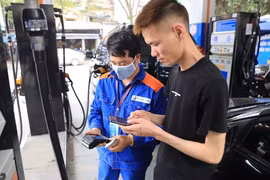 Les prix d’essence baissent plus de 1.400 dôngs le litre. Photo: VietnamPlus