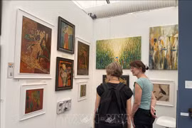 Des oeuvres vietnamiennes exposées à la l'Affordable Art Fair de Londres. Photo: VNA 