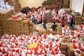 Le gouvernement indonésien fournit des alimentaires de base aux pauvres. Photo. Antara