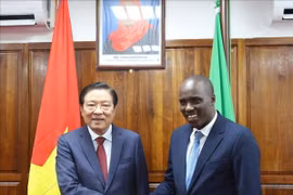 Phan Dinh Trac, membre du Bureau politique, secrétaire du Comité central du Parti, chef de la Commission centrale des affaires intérieures du Parti, chef adjoint permanent du Comité central de pilotage de la prévention et de la lutte contre la corruption et les pratiques malsaines (gauche) et le vice-Premier ministre tanzanien, Doto Mashaka Biteko. Photo: VNA