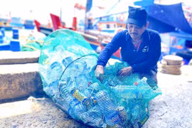 Des pêcheurs de Binh Dinh ramènent à terre leurs déchets plastiques. Photo: VNA