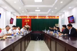 Des représentants du Commandement de la région 3 de la Garde côtière et du Bureau de contrôle des stupéfiants (Office of the Narcotics Control Board - ONCB) partageant leurs expériences en matière de contrôle de trafic de drogue en mer. Photo: VNA