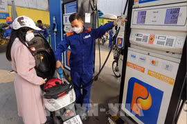 Les prix des carburants en hausse à partir du 27 juin. Photo: VNA