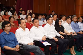 Le public à l'inauguration des Journées des films documentaires pour célébrer le 70e anniversaire de la Victoire de Diên Biên Phu. Photo: https://dangcongsan.vn/