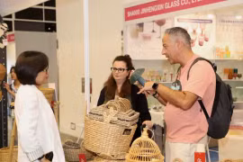 Des étrangers visitent un stand vietnamien au MEGA Show Hong Kong 2024. Photo: VNA