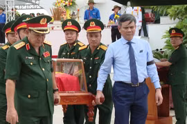Quang Binh : Inhumation des restes de 16 soldats volontaires et experts vietnamiens tombés au Laos . Photo: VNA