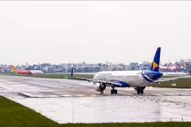 Suspension temporaire à partir du matin du 27 octobre des opérations dans 4 aéroports en raison du typhon Trami. Photo: VNA