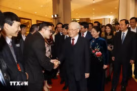 Le secrétaire général du Parti et président vietnamien Nguyên Phu Trong rencontre à Hanoi des représentants des Vietnamien à l'étranger, en 2019