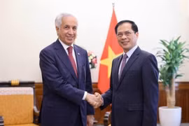 Le chef de la diplomatie vietnamienne (droite) et le ministre d'Etat aux Affaires étrangères de l'Etat du Qatar. Photo: VNA