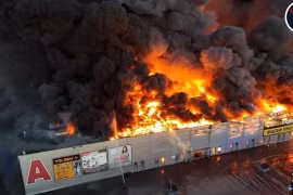 Un incendie s'est déclaré le 12 mai vers 04h00 dans un centre commercial dans la rue Marywilska, à Varsovie, en Pologne, où de nombreux Vietnamiens possèdent des stands commerciaux. Photo: VNA