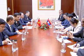 Le président de la Commission de la culture et de l'éducation de l’Assemblée nationale (AN) du Vietnam, Nguyên Dac Vinh, lors d'une séance de travail avec le président de la Commission socio-culturelle de l’AN du Laos, Bounta Theppavong. Photo: VNA