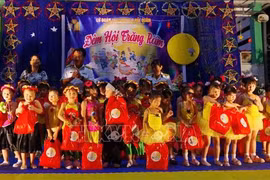 Les enfants de Truong Sa reçoivcent des cadeaux à l'occasion de la Fête de la Mi-Automne. Photo: VNA