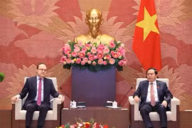 Le président de l'Assemblée nationale reçoit les ambassadeurs de Russie, de Chine et de R. de Corée