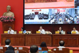 Le président de l’AN Tran Thanh Man rencontre des électeurs de Hau Giang