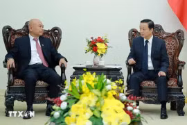 Chen Yun, président de la China Railway Corporation (CREC) et le vice-Premier ministre Trân Hông Ha (droite). Photo: VNA
