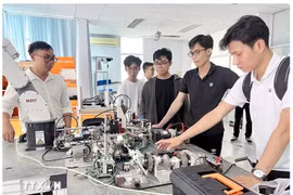 Des étudiants réalisent une exercice pratique dans le centre de formation du parc de haute technologie de Hô Chi Minh-Ville. Photo: VNA