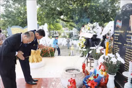 Les représentants de l'ambassade du Vietnam au Laos et de la province de Vientiane ont brûlé de l'encens pour rendre hommage aux martyrs. Photo : VNA