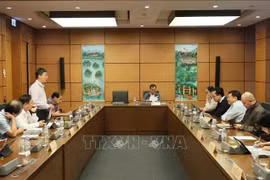 Discussion en groupe des députés des provinces de Diên Biên, Vinh Long, Kon Tum et de la ville de Cân Tho. Photo : VNA