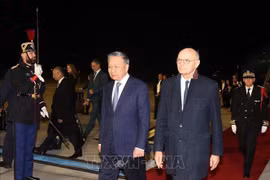 Le secrétaire général et président Tô Lâm est arrivé dans la soirée du 3 octobre à Paris, entamant sa participation au XIXe Sommet de la Francophonie et sa visite officielle en France du 3 au 7 octobre à l’invitation du président français, Emmanuel Macron. Photo; VNA