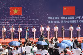 Les délégués lors de la cérémonie d’inauguration de la paire de postes-frontières Huu Nghi – Youyi Guan. Photo : VNA