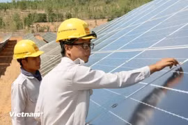 Installation d’un système d’énergie solaire sur le toit. Photo : VietnamPlus