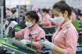 Les ouvriers à l'oeuvre à l'usine Samsung Electronics Vietnam à Bac Ninh. Photo: genk.vn