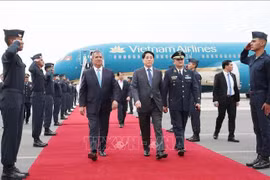 Le président Luong Cuong à sa descente d’avion à l’aéroport international Jorge Chavez de Lima, au Pérou, le 12 novembre. Photo: VNA