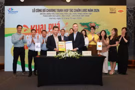 Des représentants de l'Autorité nationale du tourisme du Vietnam (VNAT) et de la marque MAGGI ont annoncé cette coopération. Photo gracieuseté de Nestlé Vietnam