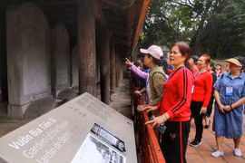 Des touristes chinois visitent le temple de la Littérature, à Hanoi. Photo : VNA