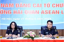 Nguyên Thi Viêt Nga (à gauche), directrice adjointe du Département de la coopération internationale du Département général des douanes du Vietnam, lors de la conférence de presse à Hanoi, le 21 mai. Photo : VNA
