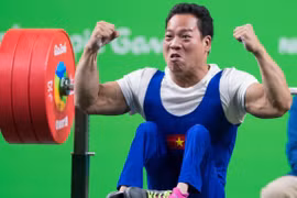 Le para-haltérophilie vietnamien Lê Van Công en compétition aux Jeux Paralympiques de Paris 2024. Photo: VNA