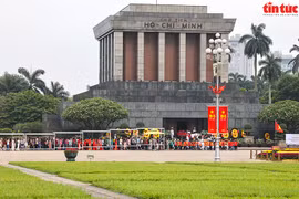 Près de 32.000 personnes visitent le mausolée du président Hô Chi Minh à l'occasion de son 134e anniversaire. Photo : VNA