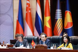 Le président de l’Assemblée nationale du Vietnam Trân Thanh Mân (centre) lors de la réunion du Comité exécutif de l’AIPA-45, à Vientiane, le 18 octobre. Photo : VNA