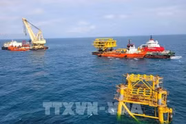 Le bloc supérieur de la plate-forme de forage BK-23 du lot 09.1 du champ pétrolier Bach Hô est installé avec succès le 10 septembre. Photo : VNA