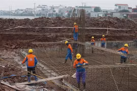 Des ouvriers sur le chantier de construction de la ligne d’électricité circuit-3 de 500 kV. Photo: VNA