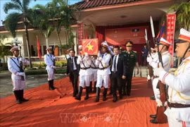 Cérémonie de rapatriement des restes de 12 martyrs, soldats volontaires et d'experts vietnamiens qui sont tombés dans deux provinces lao de Salavan et Sekong. Photo: VNA