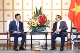 Le Premier ministre Pham Minh Chinh (à droite) recevant le président et directeur exécutif de Dalian Locomotive and Rolling Stock Co. Ltd. (CRRC) Sun Rongkun. Photo : VNA