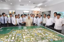 Le secrétaire général Nguyen Phu Trong visite le parc industriel Vietnam-Singapour I (VSIP I) dans la province de Binh Duong, le 13 avril 2013. Photo : VNA