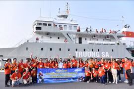 Une délégation des Vietnamiens résidant à l’étranger en visite au district insulaire de Truong Sa, le 23 avril 2023. Photo : VNA