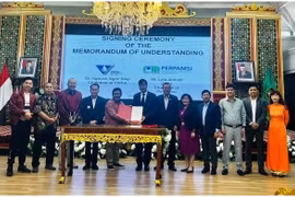 Lors de la cérémonie de signature du protocole d'accord entre l'Association vietnamienne d'approvisionnement en eau et d'assainissement et les autorités de la province indonésienne de Sumatra du Sud, le 22 juin. Photo : tapchinuoc.vn