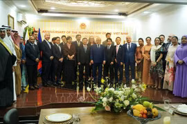 Les délégués à l’événement posent pour une photo de groupe. Source : VNA