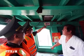 Les gardes-frontières du poste-frontière de Cat Lo vérifient le dispositif de surveillance des bateaux de pêche de la famille de Nguyên Thanh Loi dans le 12e quartier de la ville de Vung Tàu, avant son voyage en mer. Photo : VNA