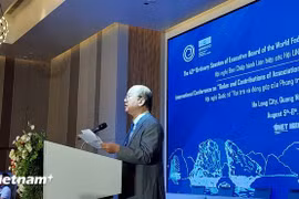 Nguyên Xuân Thang, président de la Fédération vietnamienne des associations de l'UNESCO et membre de droit du comité exécutif de la FMACU, lors de la 43e session du comité exécutif de la FMACU, à Ha Long, le 5 août. Photo : VNA