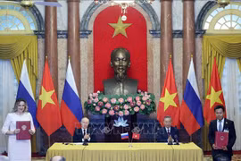Le président vietnamien Tô Lâm (assis, à droite) et le président russe Vladimir Poutine lors de l’échange d’accords signés entre les deux pays. Photo : VNA