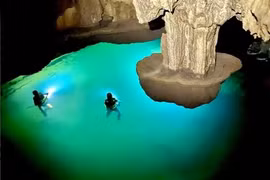 Le lac suspendu découvert à l’intérieur de la grotte de Thung, dans le parc national de Phong Nha-Ke Bang. Photo fournie par Quangbinh Tourism