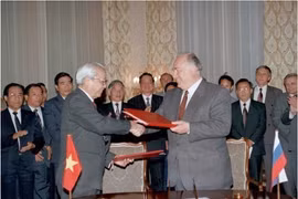 Le Premier ministre Vo Van Kiêt et son homomogue russe Viktor Tchernomyrdine signent le Traité sur les principes fondamentaux des relations amicales entre la Russie et le Vietnam, à Moscou, le 16 juin 1994. Photo : VNA