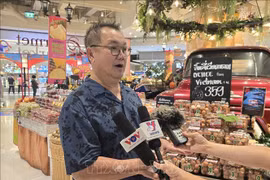 Pumin Piyawanich, représentant de la compagnie Ekthai, espère s'approvisionner suffisamment de litchis vietnamiens pour éviter toute rupture de stock. Photo : VNA