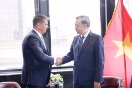 Le secrétaire général et président Tô Lâm (à droite) serre la main du vice-président senior de SpaceX, Tim Hughes, à New York, le 25 septembre. Photo: VNA